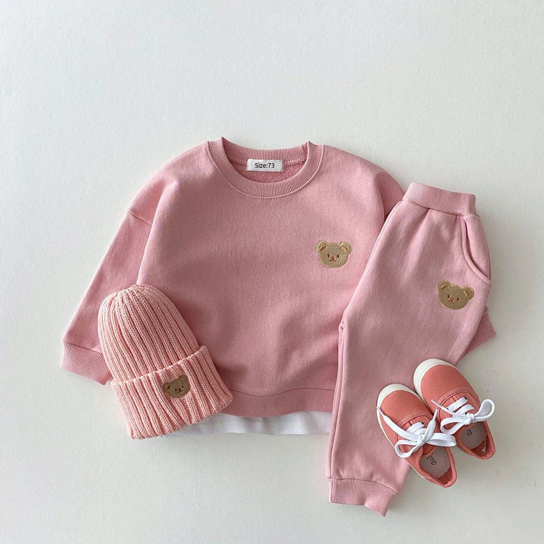 Herbstlicher Kinder-Sportanzug – Lässiges Set aus Baumwolle mit Bären-Motiv ( ohne Mütze & ohne Schuhe )